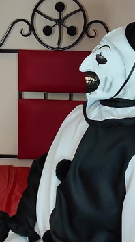 Clown Art îi fute curul iubitei și o face să ejaculeze