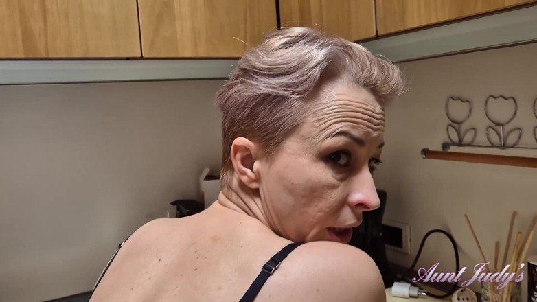 Aunt Judy's: Tantejudys - Rondborstige Amateur-milf Wanilianna Komt Klaar in De Keuken