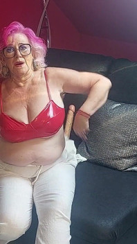 Madura puta de cabelo rosa chupa e fode enormes consolos descontroladamente