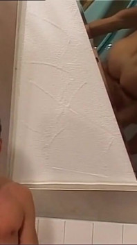 Mooie huisvrouw met grote tieten krijgt haar kutje gebroken door een grote harde pik