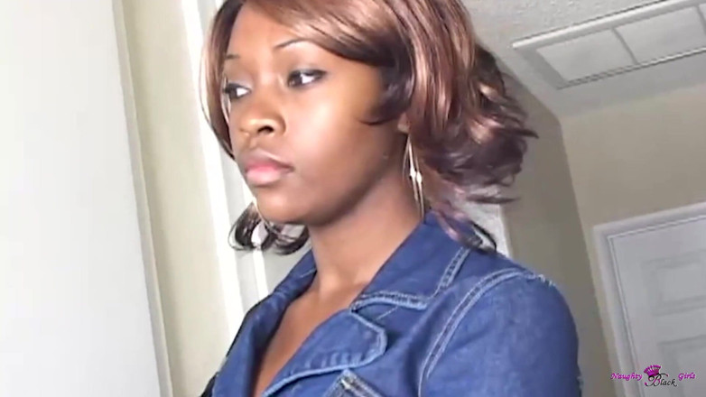 Naughty Black Girls: Pentru a reduce stresul gagicile negre folosesc jucării sexuale și își ling...