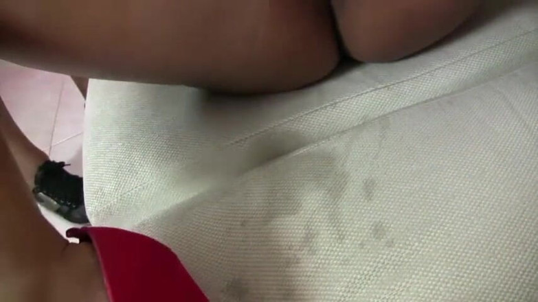 Dat Ass: Kısa saçlı dövmeli bebek büyük ve sert yarağı emiyor ve...
