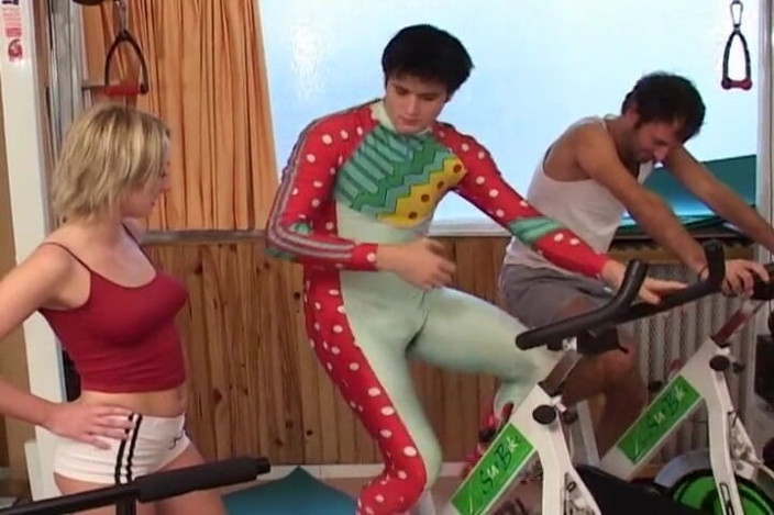 Planete Francaise: Urocza francuska instruktorka fitness w dupę w trójkącie