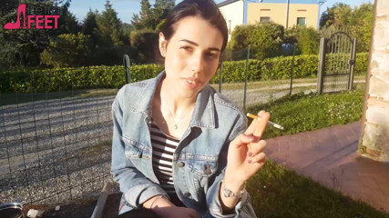 Smokin Fetish: Petra își fumează ciggaretes în aer liber