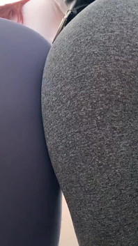 POV 두구끈한 후장 숭배와 레깅스를 입은 여주인 Kira와 Sofi와 야외에서 침을 뱉기
