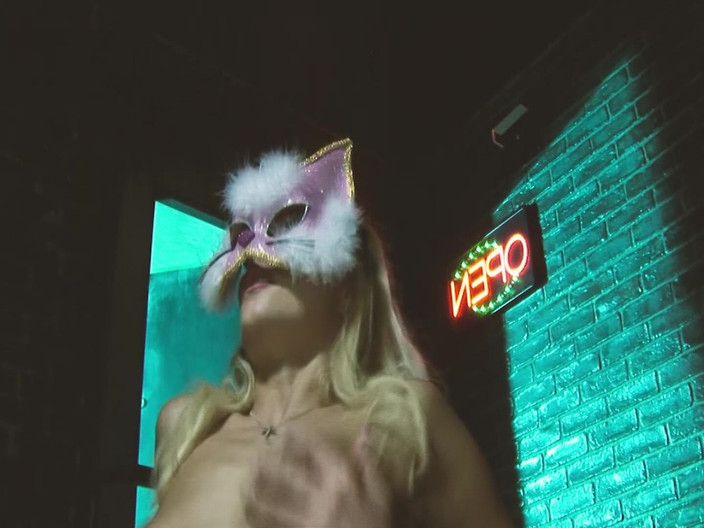 The Window of Sex: 饥渴的catsbabes场景-3 穿着内衣的饥渴小猫在小巷里一起做爱