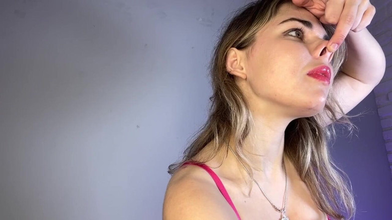 Misty Phoenix: Thoát y và nhảy múa với lỗ mũi và son...