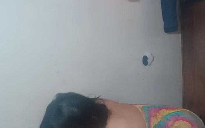 Femboy from Colombia: Arrivée du voisin, ami, chambre