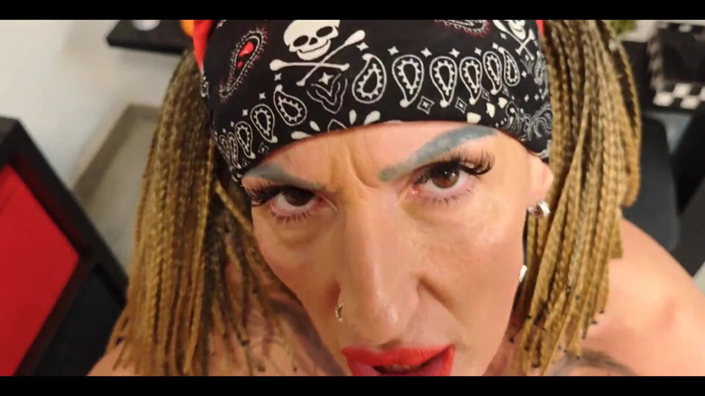 Danaxmuscles: 我为一个最终用牛奶填满我的瓜的客户脱衣舞娘工作。