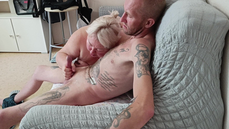 Zona901: Styvmamma suger kuk så bra tills jag cum