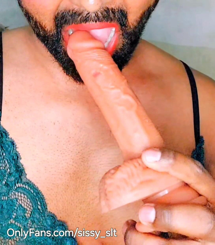 Sissy Slut Simran: Збуджений маленький член сіссі транссексуал, глибокий заглот і анальний трах