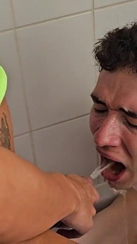 Genç penis bana onun poposunu sikmeme izin veriyor!