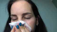 Anna Sky: Anna Sneezes dan menghisap hidungnya dengan hidung babi