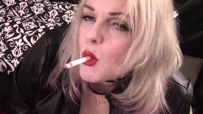 Smoke Temptress Annie Vox - Smoking Fetish: Marlboro czerwony zwisający dym