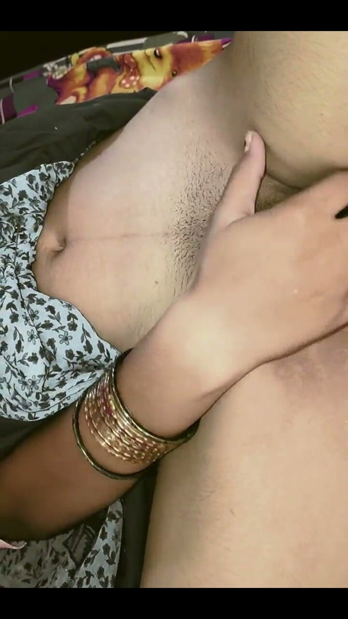 Robbie Dia: ニシャ・バービーは自分の寝室で自分の膣を指で愛撫している動画を11