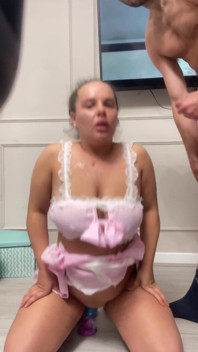 Gioco con un dildo enorme con le mie tette enormi rimbalzanti