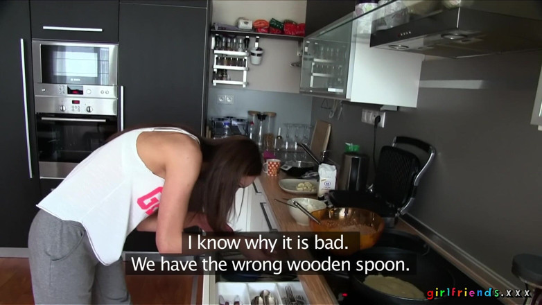 Girlfriends XXX: Girlfriends XXX - coppia lesbica si prende una pausa dalla cucina...