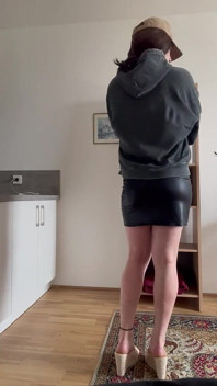 Femboy Crossdresser Çıplak Striptiz Treni