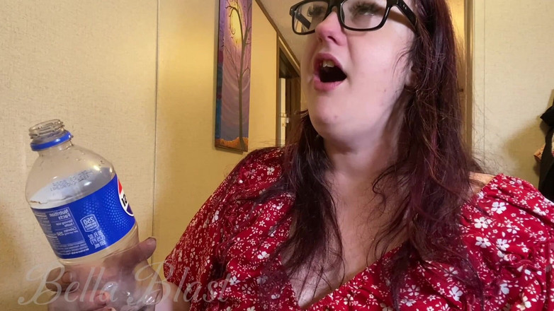 BellaBlast: Close up - ngintip cewek ini lagi asik ngintip cewek ini...