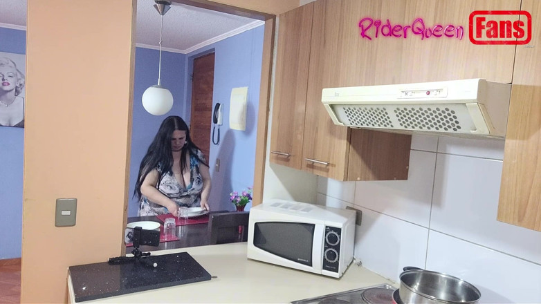 Riderqueen: Видео для фанатов: молодой мужчина в маске трахает меня на кухне