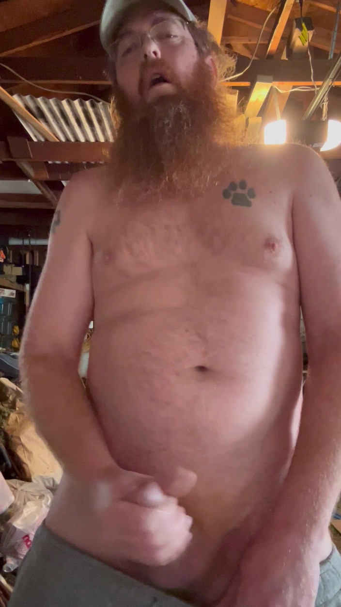 Big Baz: Caipira masturbando e gozando na garagem