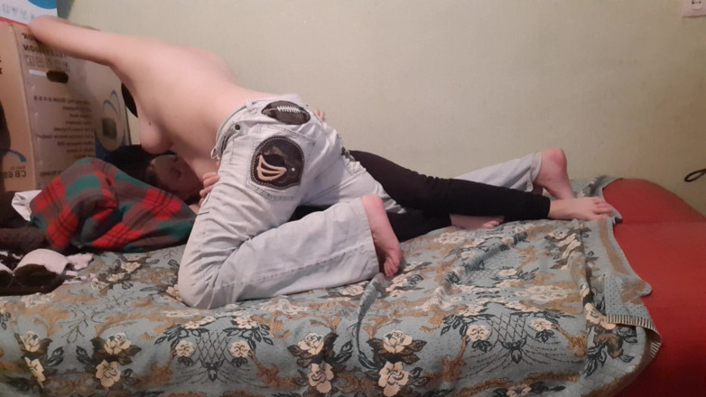Lesbian-candys: Üvey annem bana sürtünirken, büyük meme uçlarını yalıyorum