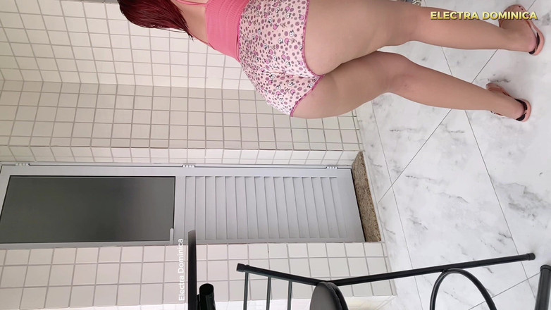 Curious Electra: Questa cameriera è così bella che mi fa impazzire di lussuria