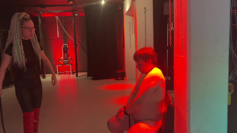 Domina Dark: Một niềm vui trong trí óc đen tối