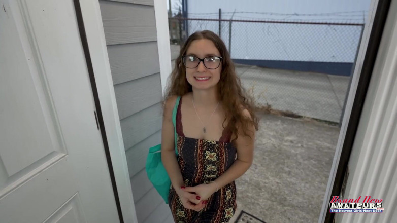 Brand New Amateurs: Teenie-streberin kommt zum vorsprechen, lutscht schwanz und fickt auf casting-couch