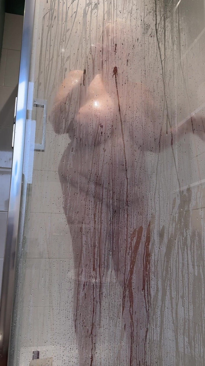 catherinecan69: Rejoignez-moi sous la douche. Mmmm nue et savonneuse