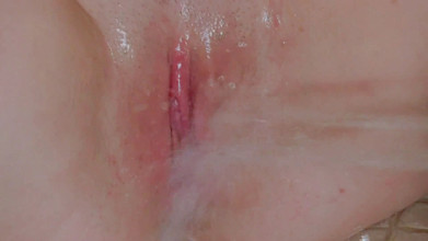 Lesbian Illusion: कामुक काले बाल वाली लड़की हस्तमैथुन करने के लिए बाथरूम में जाती है