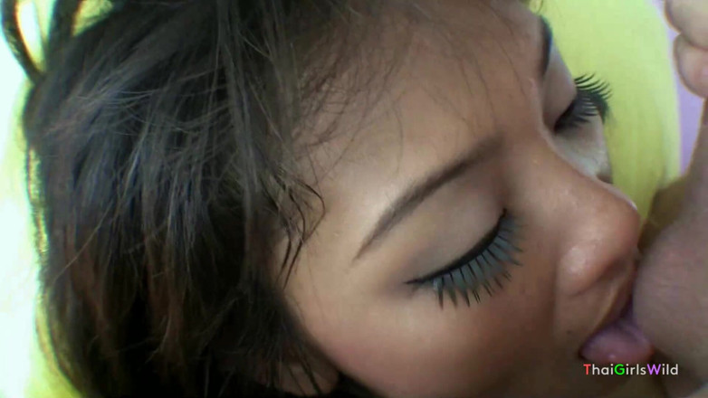 Thai Girls Wild: Asiatisches mädchen sabbert schwanz und bekommt etwas sperma