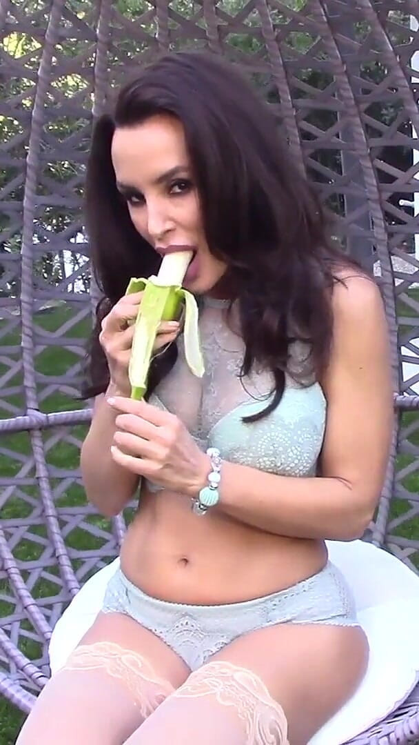 The Lisa Ann: Lisa Anns a Touch of Nature