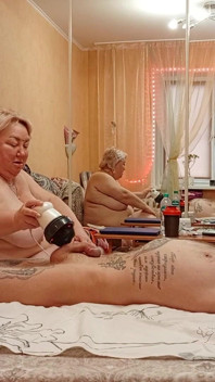 A esposa massageia o pênis e as bolas, depois chupa o pau e recebe uma boca cheia de porra quente