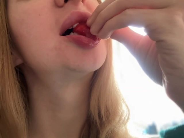 Asmr Eat Big Lips (Holy Harlot)