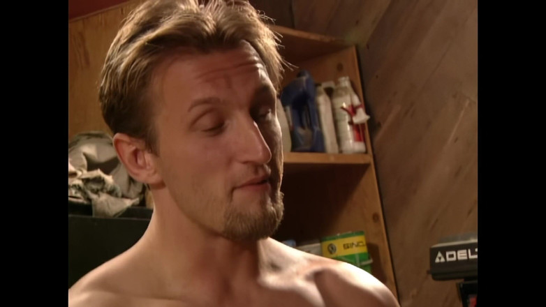 Bewitched!: Gen Padova büyük ve güçlü bir horoz tarafından sert bir şekilde...