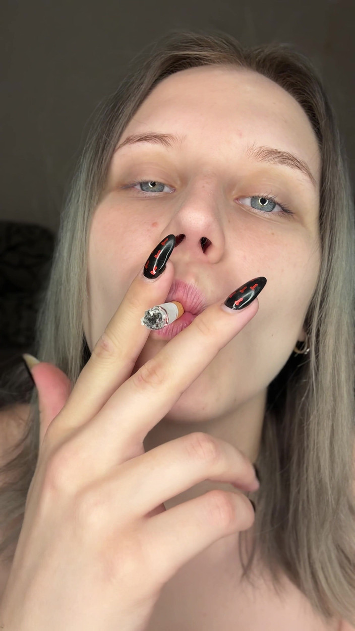 MertyXXX: Schizzo gli occhi mentre fumo