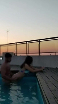 Acabando mucho en la piscina al atardecer - accounter adventures