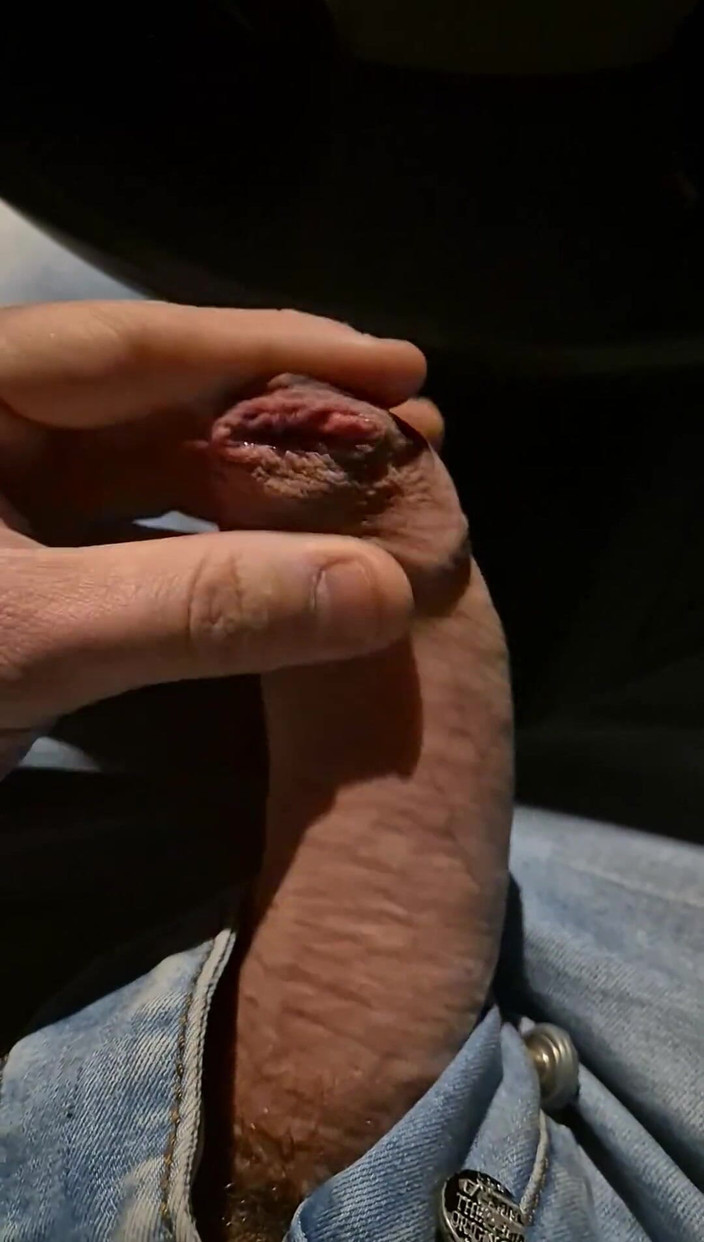 GloomyChase977: Se filtró precum de mi prepucio apretado