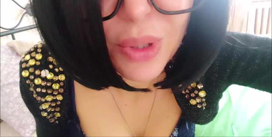 savannahamatoriale: Figliastro! È proprio un disastro! Hai eiaculato sulla mia gonna, e...