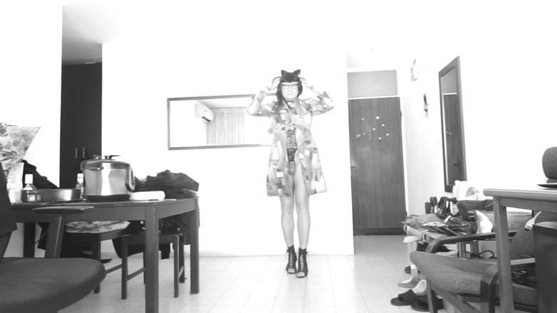 Voyager: 그녀는 기쁘게 가을 코트를 열고 그 안에 있는 모든 것을 보여준다