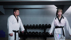 AV Jiali: Slecht neukt haar karatemeester in de dojo