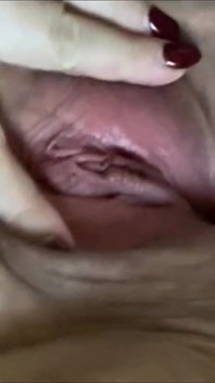 Strofinando stringendo le mie tette stimolante il mio clitoride con la bacchetta
