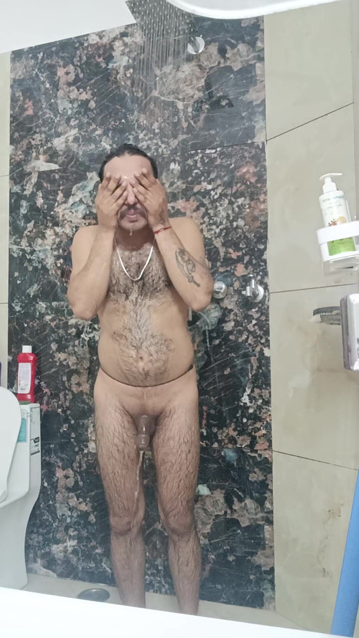 Rajasthani-old-lover:  Hintli desi adam duş alıyor