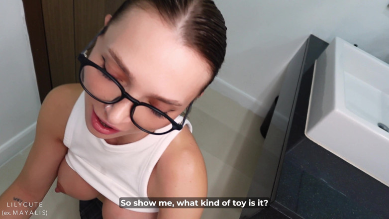 Lily Cute: 看起来像我们被抓住了 - 在公共厕所第一次约会时操她潮吹