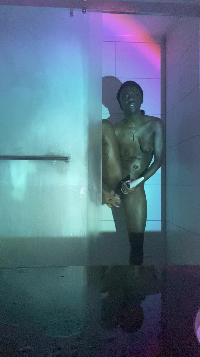 Majesty Nasty: Eboni perlu menyelinap masuk ke bilik mandi untuk bermain dengan...