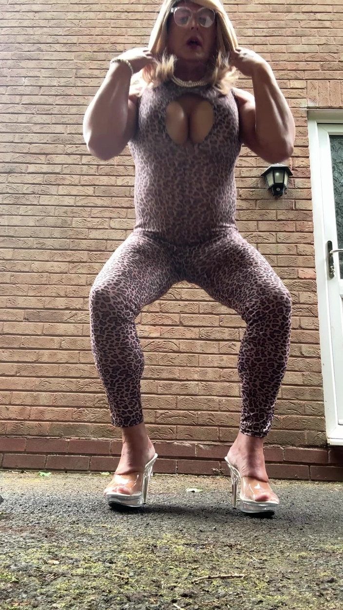 Kellycd2022: Sexig crossdresser Kellycd2022 i kattdräkt i leopardtryck och klackar