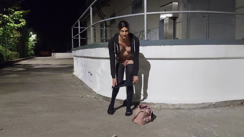 sweetfeet29: Cewek sange ini muasin memeknya pakai vibrator di luar ruangan