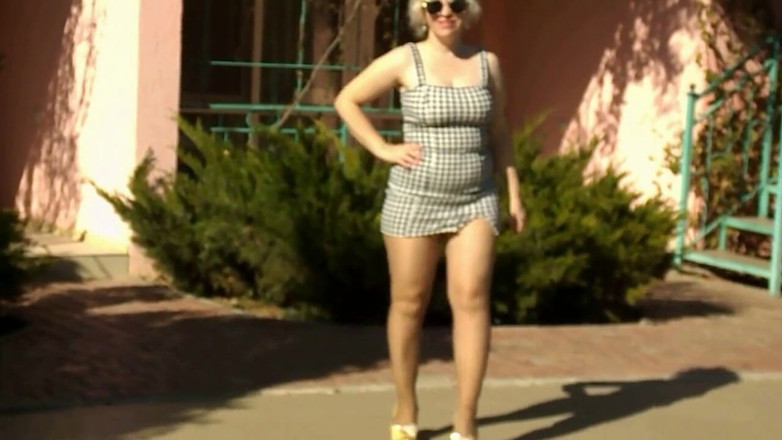 Nylon-Heels: Jolie femme au bord de la piscine en collants et...
