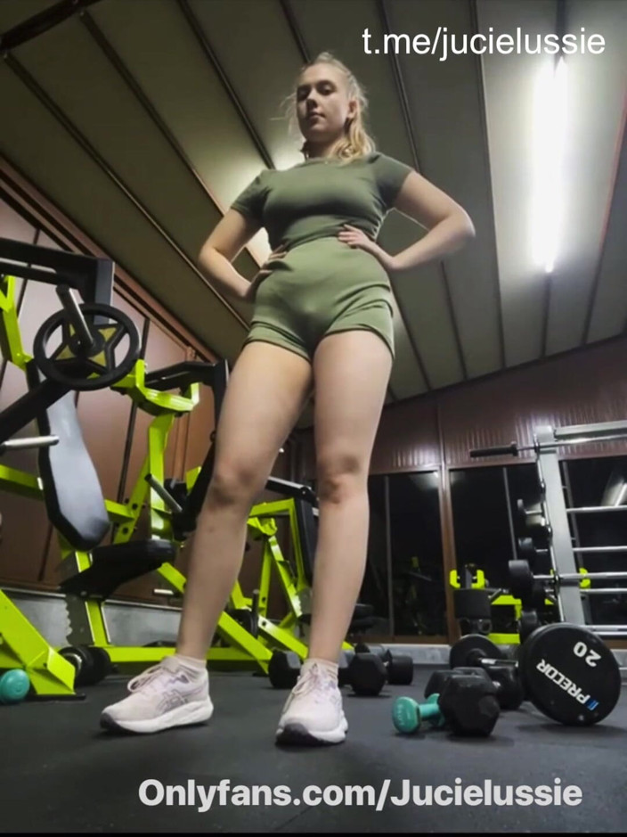 JuiceLussie: Ragazza calda in palestra si allena e gioca con se...